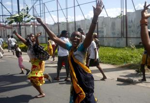 People celebrate in a street in Bujumbura, Burundi May 13, 2015. REUTERS/Goran Tomasevic